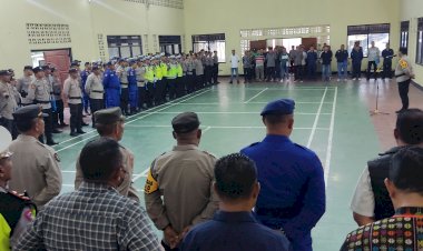 Ratusan-Personil-Polisi-Kawal-Masyarakat-Rayakan-Malam-Pergantian-Tahun-di-Labuan-Bajo