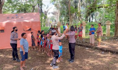 Misi-Kemanusiaan,-Tim-Trauma-Healing-Polwan-Ditsamapta-Polda-NTT-Mendekatkan-Harapan-di-Tengah-Erupsi