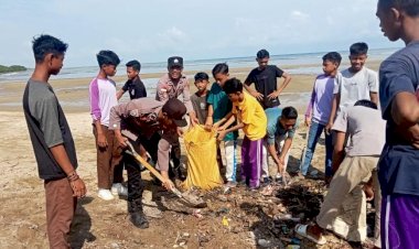 Peduli-Lingkungan,-TNI-Polri-Gotong-Royong-Bersihkan-Sampah-di-Pantai-Bari