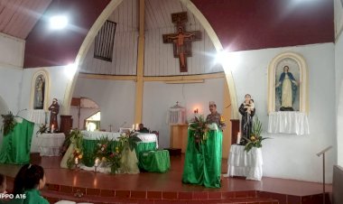 Jelang-Pemilu-2024,-Kapolsek-Kuwus-Menyapa-Jemaat-Gereja-Santo-Assisi-Tentang