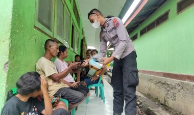 Tim-Trauma-Healing-Ditsamapta-Polda-NTT-Bantu-Korban-Erupsi-Gunung-Lewotobi-Laki-laki-di-Kabupaten-Flotim