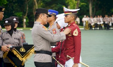 Kapolri-Beri-Pin-Emas-Kepada-Pengasuh-dan-Taruna-Berprestasi