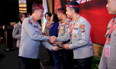 Kadiv-Humas-Polri-Beri-Penghargaan-ke-7-Anggota-dengan-Nilai-Sertifikasi-Kompetensi-Terbaik