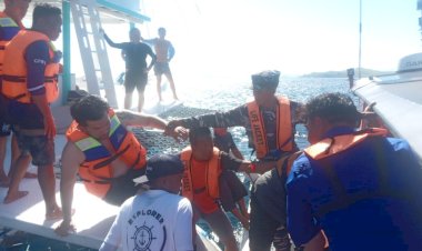 Kapal-Wisata-Terbakar,-Tim-SAR-Gabungan-Berhasil-Evakuasi-Para-Penumpang-Dengan-Selamat