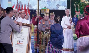 Kapolri-Diberi-Gelar-Adat-Pusaka-oleh-Dewan-Adat-dan-Kerajaan-di-Sulawesi-Selatan