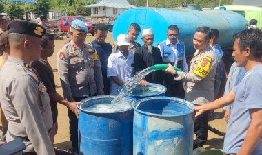 Jelang-Hari-Bhayangkara-Ke-78,-Polres-Mabar-Salurkan-Ribuan-Liter-Air-Bersih-Untuk-Warga--Pesisir
