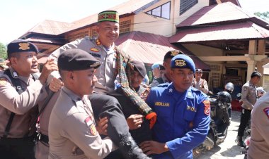 Digendong-Hingga-Diarak-Anggota,-Suasana-Haru-Menyelimuti-Pelepasan-AKBP-Ari-Satmoko,-S.H.,-S.I.K.,-M.M.-Bersama-Istri-Tercinta