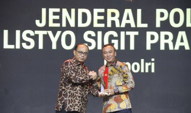 Kapolri-Raih-Penghargaan-Extraordinary-Dedication-of-Patriotism