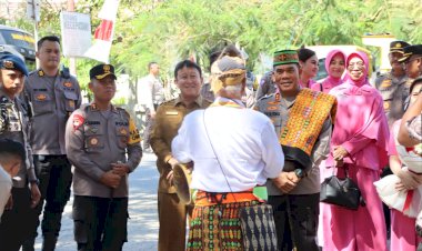 Kunjungan-Kerja,-Kapolda-NTT-Disambut-Tradisi-Kepok-Curu-di-Labuan-Bajo