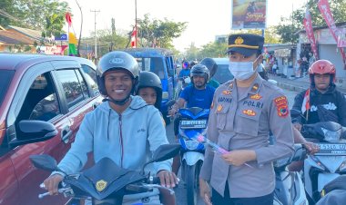 Jelang-Hari-Jadi-Ke-76,-Polisi-Wanita-Bagikan-Bunga-dan-Coklat-di-Labuan-Bajo
