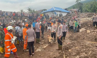 Polri-Kerahkan-102-Personel-dan-Satu-Anjing-K9-Cari-Korban-Longsor-di-Kelurahan-Rua,-Ternate