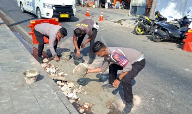 Minimalisir-Kecelakaan,-Polisi-Kembali-Tambal-Jalan-Berlubang-di-Labuan-Bajo