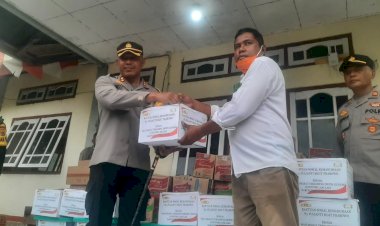 Ketua-Umum-Bhayangkari-Berikan-Bantuan-Sosial-Kemanusiaan-untuk-Masyarakat-Terdampak-Erupsi-Gunung-Lewotobi-Laki-laki-di-Kabupaten-Flores-Timur