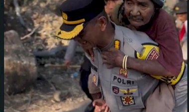 Harukan-Warga,-Karo-Ops-Polda-NTT-Panggul-Lansia-di-Tengah-Evakuasi-Korban-Erupsi-Gunung-Lewotobi