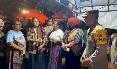 Bawa-Keceriaan-di-Tengah-Duka,-Ketum-Bhayangkari-Hibur-dan-Berikan-Mainan-untuk-Anak-Anak-Korban-Erupsi-Gunung-Lewotobi