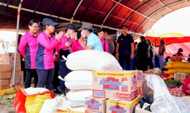 Ketua-Umum-Bhayangkari-Bagikan-Sembako-untuk-Pengungsi-di-Flores-Timur