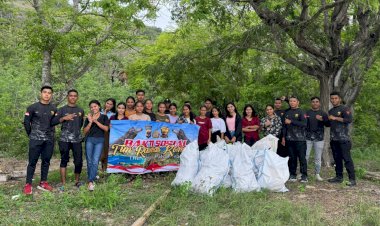Menumpuk-Akibat-Musim-Hujan,-Polisi-Bersihkan-Sampah-di-Pantai-Wae-Rana-Labuan-Bajo