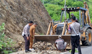 Polisi-Bersama-Dinas-PU-Bersihkan-Material-Longsor-di-Jalan-Lingkar-Luar-Labuan-Bajo