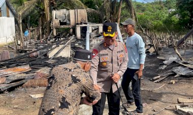 Peduli,-Kapolres-Mabar-Turun-Langsung-Berikan-Bantuan-Bagi-Korban-Kebakaran