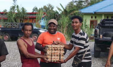 Bentuk-Kepedulian,-Personel-Operasi-Damai-Cartenz-2025-Salurkan-Bantuan-Sembako-di-Yalimo