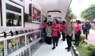 Ny.-Juliati-Sigit-Prabowo-Kunjungan-ke-SLB-Kemala-Bhayangkari-2-Gresik