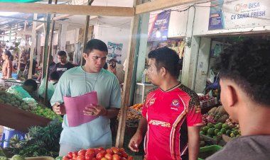 Kunjungi-Pasar,-Polisi-Cek-Harga-dan-Ketersediaan-Stok-Bapokting-di-Labuan-Bajo