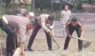 Cor-Beton,-Polisi-Perbaiki-Jalan-Rusak-dan-Berlubang-di-Labuan-Bajo