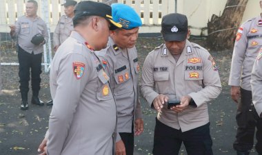 Cegah-Judi-Online,-Propam-Periksa-Penggunaan-Handphone-Anggota-Polres-Mabar