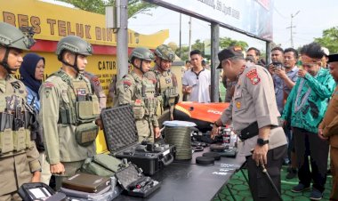 Kapolda-Papua-Barat-Cek-Kesiapan-Personel-dan-Peralatan-dalam-Misi-Kemanusiaan-Operasi-AB-Moskona-2025