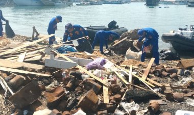 Bersama-Masyarakat,-Polisi-Bersihkan-400-Kg-Sampah-di-Pulau-Monyet-Labuan-Bajo