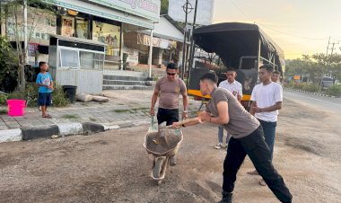 Nekat-Konvoi,-Para-Pelajar-Dihukum-Bersihkan-Material-Pasir-dan-Batu-Kerikil-di-Jalan-Raya