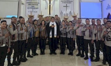 Tampil-Memukau,-Polisi-Bawakan-Lagu-Rohani-di-Gereja-GMIT-Gunung-Zalmon-Labuan-Bajo