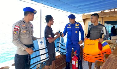 Sambangi-Kapal-Wisata-di-Labuan-Bajo,-Polisi-Berikan-Imbauan-Keselamatan-Berlayar
