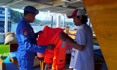 Demi-Keamanan-Wisatawan,-Polairud-Polres-Mabar-Sambangi-Kapal-Wisata-di-Labuan-Bajo