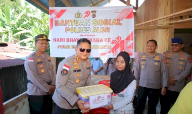 Sentuhan-Kasih-Polri:-Wakapolda-NTT-Bagikan-Bansos-di-Alor-Sambut-Hari-Bhayangkara-ke-79