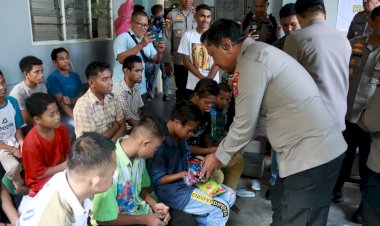 Peduli-dan-Berbagi-di-Hari-Bhayangkara-ke-79,-Wakapolda-NTT-Sambangi-Panti-Asuhan-Bhakti-Luhur-Ende