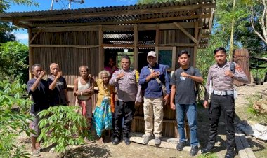 Berkat-Media-Sosial,-Bhabinkamtibmas-Bripka-Fabianus-Byando-Mere--Bangun-Sebuah-Rumah--Layak-Huni--Untuk-Warga