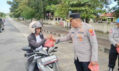 Sambut-Hari-Bhayangkara-Ke-79,-Polisi-Bagikan-Makan-Siang-Gratis-Bagi-Pengendara-di-Labuan-Bajo