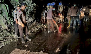 Polsek-Wulanggitang-Sigap-Bersihkan-Jalan-dari-Abu-Vulkanis-Demi-Keselamatan-Pengendara