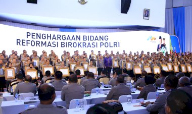 Menteri-Rini-Sampaikan-Apresiasi-Divisi-Humas-Polri-Atas-Penghargaan-Zona-Integritas