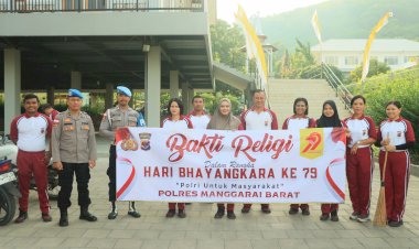 Jelang-Hari-Bhayangkara-Ke-79,-Polisi-Bersihkan-Rumah-Ibadah-di-Labuan-Bajo