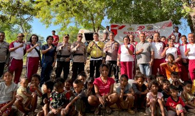 Polri-Untuk-Masyarakat:-Biro-Logistik-Polda-NTT-Salurkan-Air-Bersih-untuk-Warga-Pemulung-di-Pasir-Panjang