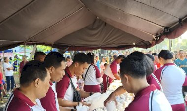 “Polri-untuk-Masyarakat”:-Polda-NTT-Bagikan-Makanan-&-Cemilan-Gratis-di-CFD-Kupang.