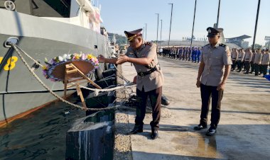 Peringati-Hari-Bhayangkara-Ke-79,-Polisi-Gelar-Upacara-Tabur-Bunga-di-Pelabuhan-Nusantara-Labuan-Bajo