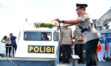 Polri-untuk-Masyarakat:-Tabur-Bunga-di-Teluk-Kupang-Peringati-HUT-Bhayangkara-ke-79