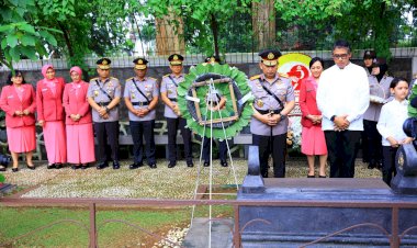 Peringati-Hari-Bhayangkara-ke-79,-Kapolri-Ziarah-ke-Makam-Jenderal-Hoegeng:-Teladani-Integritas-dan-Pengabdian