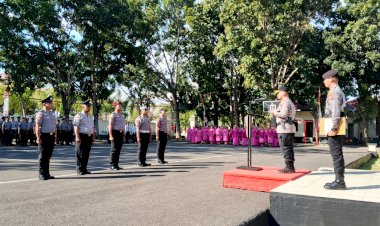 Mandi-Kembang,-57-Anggota-Polri-di-Labuan-Bajo-Mendapatkan-Kenaikan-Pangkat