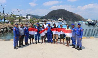 HUT-Ke-80-RI,-Polairud-Polres-Mabar-Bagikan-Bendera-Merah-Putih-Kepada-Nelayan-di-Labuan-Bajo