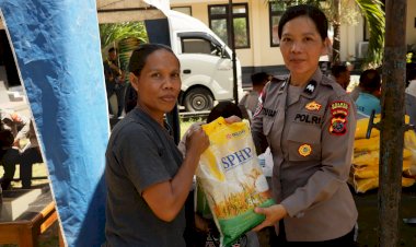 2-Ton-Beras-Diborong-Masyarakat,-Polisi-Sukses-Gelar-Bazar-Gerakan-Pangan-Murah-di-Labuan-Bajo