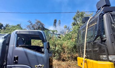 Gunakan-Water-Cannon,-TNI-Polri-dan-Pemda-Berhasil-Padamkan-Kebakaran-Rumah-di-Labuan-Bajo